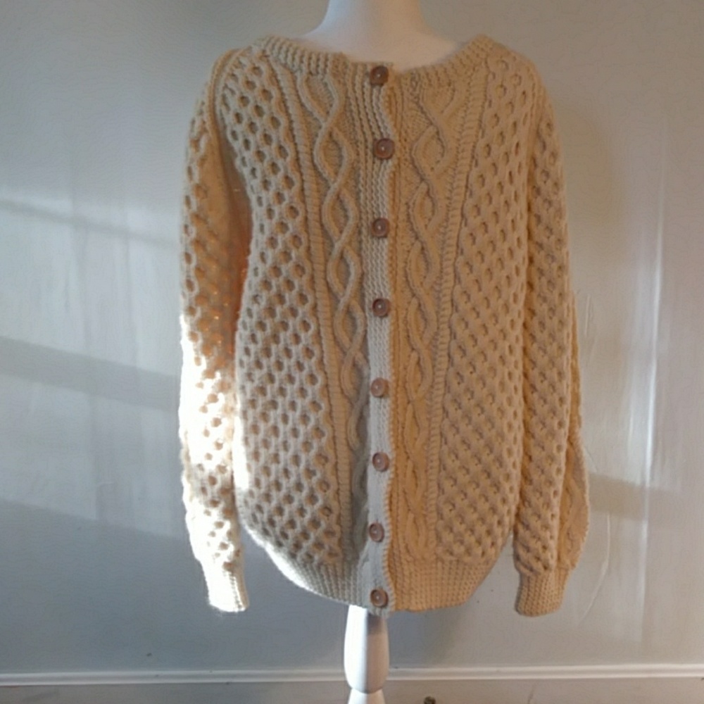 🌞BEAUTIFUL!  Cable knit sweater